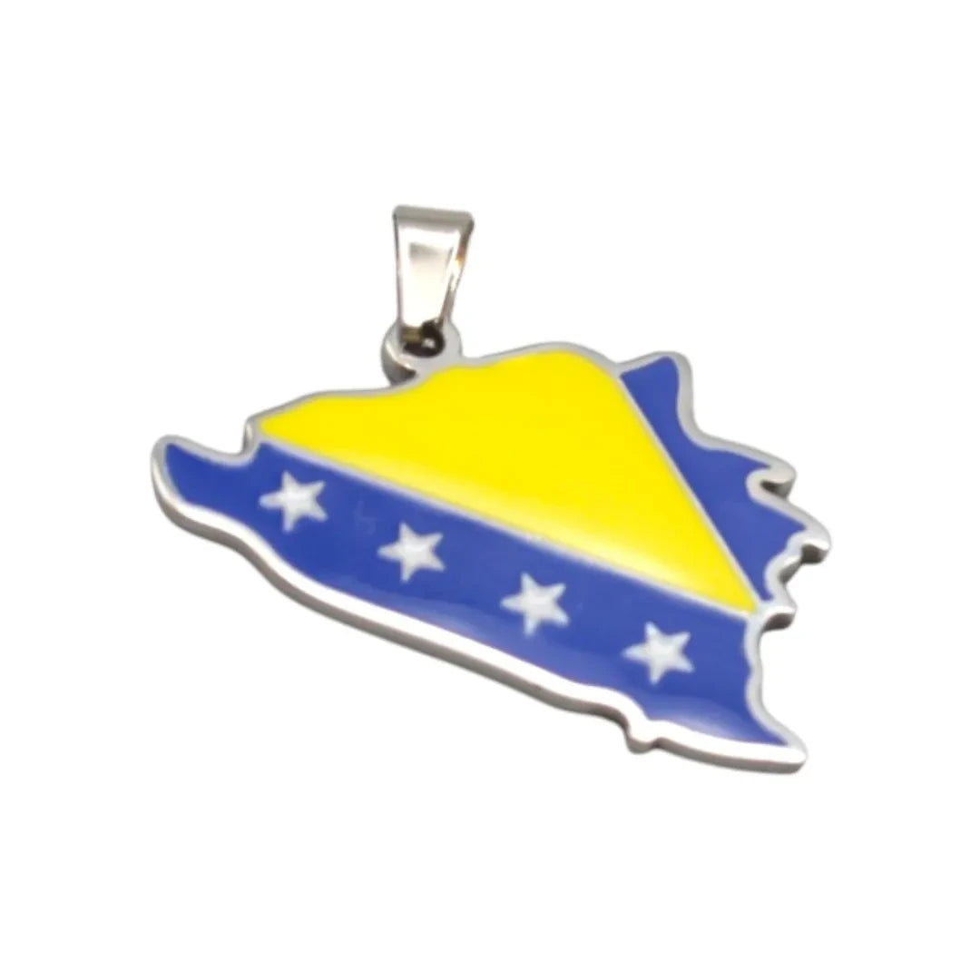 Siacase Anhänger in Form von Bosnien und Herzegowina mit blau-gelber Emaillierung und weißen Sternen.