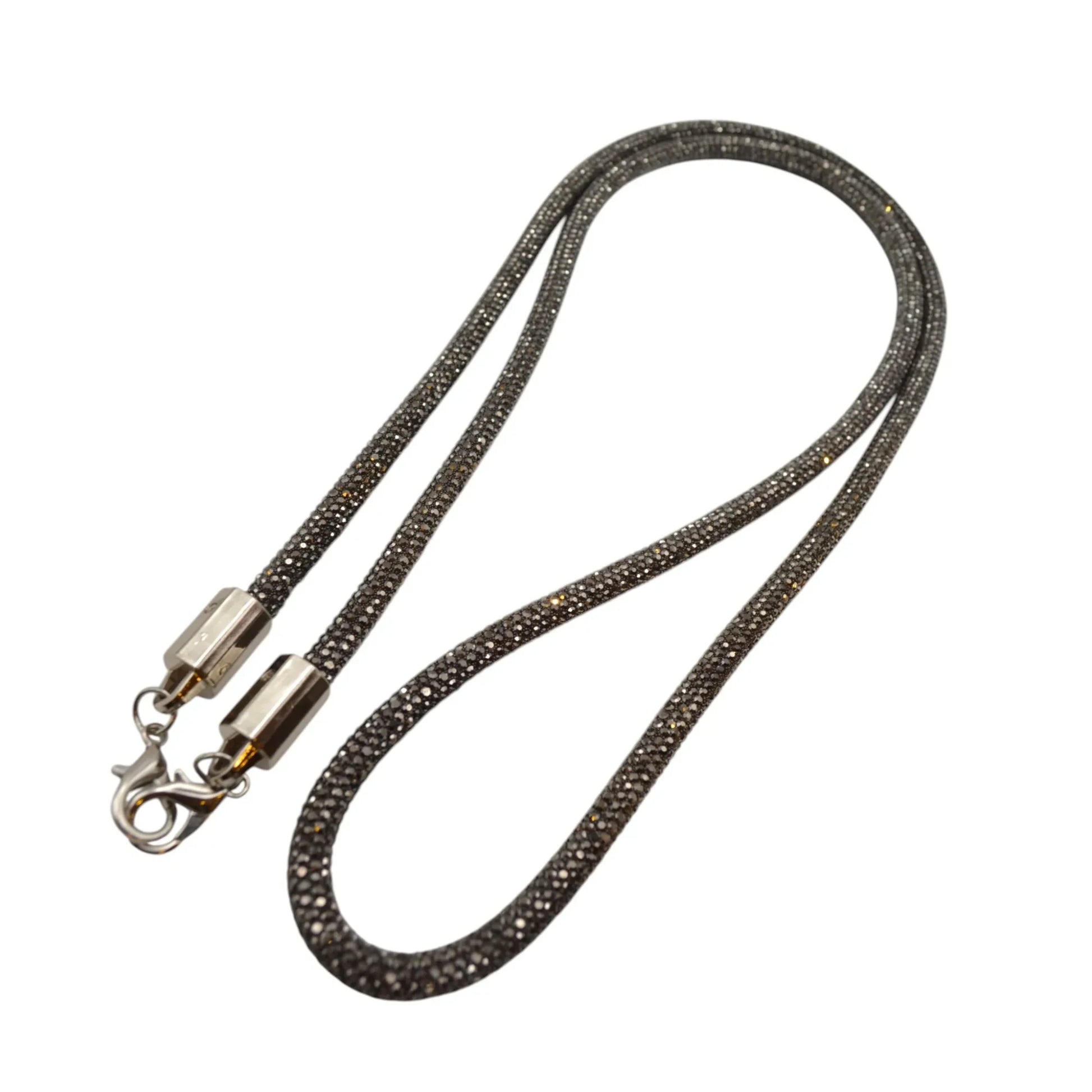 Siacase Halskette in Anthrazit mit strukturierter Oberfläche und sicherem Karabinerverschluss für elegante Anlässe.